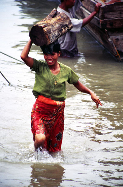 Ship unloading. Mandalay. Myanmar (Burma).
