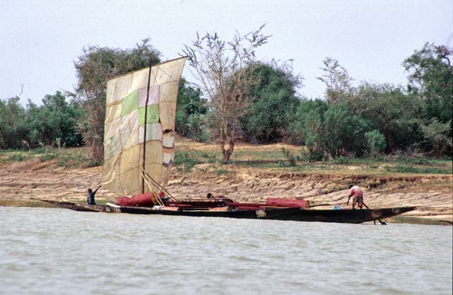 Sailboat is the cheapest transport option. Niger river. Mali.