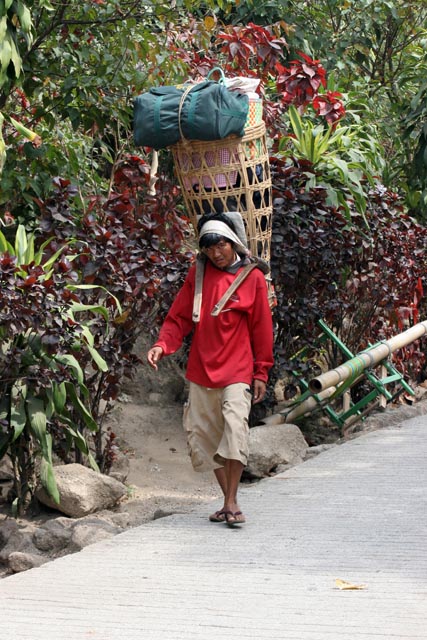 Porter, Kyaiktiyo. Myanmar (Burma).