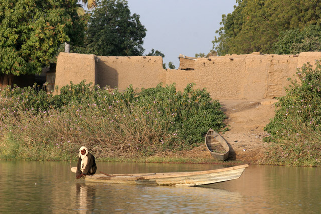 Fisherman. Lake Chad area. Cameroon.