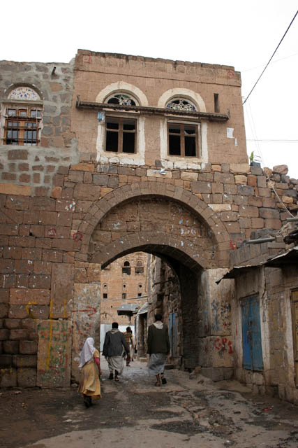 Gate at Shibam-Kawkaban village. Path countinues steeply on the top mountain Jebel Kawkaban to the Kawkaban village. Yemen.