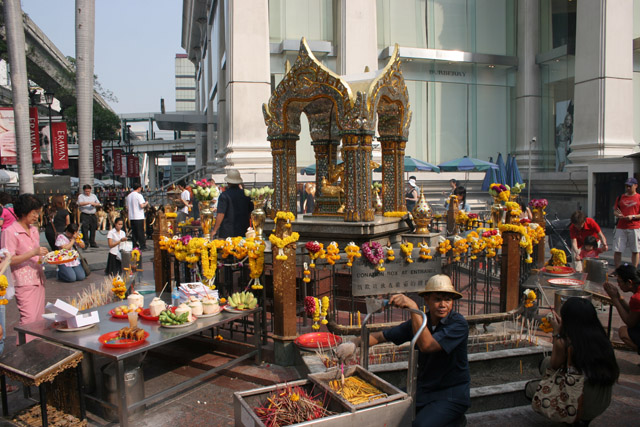 Erawan Shrine (San Phra Phrom), Bangkok. Thailand.