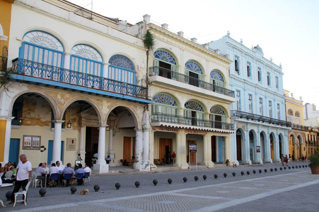 Plaza Vieja, old Havana (Habana Vieja). Cuba.